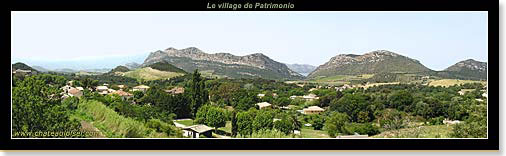Vue panoramique sur le village de Patrimonio en Corse